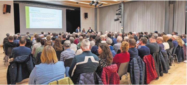 Gut gefüllte Aula Sennweid an der ersten Baarer Vereinskonferenz. Fotos: eb