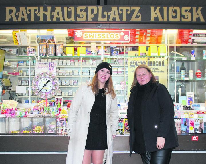 Angela Johansson übergibt den Kiosk an Nadine Moder (von links). Foto: rah