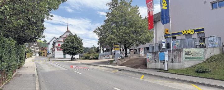 An dieser Bushaltestelle steigen die minderjährigen Asylsuchenden um, wenn sie von ihrer Unterkunft auf dem Zugerberg in die Schule fahren und wieder zurück. Foto: rah