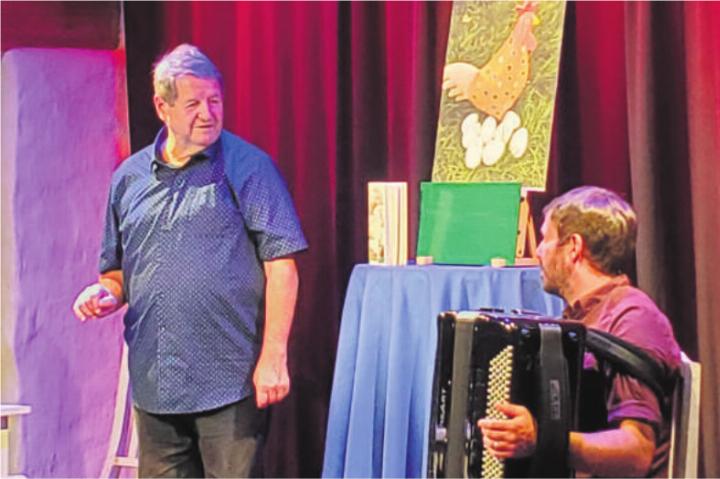 Hanspeter Müller-Drossaart gab als Zugabe eine grotesk-witzige Episode über ein Huhn zum Besten. Neben ihm: Akkordeonist Fränggi Gehrig. Foto: dg