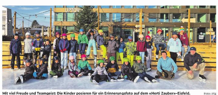 Mit viel Freude und Teamgeist: Die Kinder posieren für ein Erinnerungsfoto auf dem «Herti Zauber»-Eisfeld. Foto: zVg