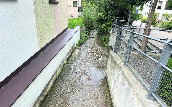 Der Abstand zwischen Bauten und Fliessgewässern ist immer wieder ein Zankapfel (Symbolbild: Grienbach in Inwil). Foto: mam