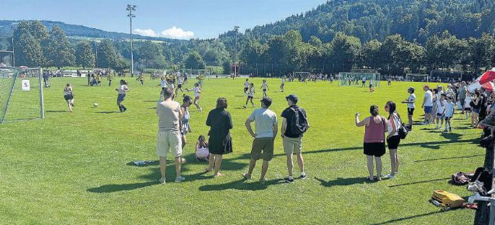 81 Mannschaften nahmen am diesjährigen Schülerfussballturnier teil. Auf acht Spielfeldern wurde gleichzeitig gespielt. Fotos: rah