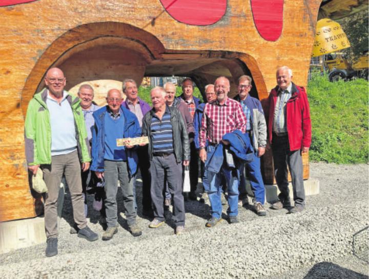 Gruppenbild unter der Holzkuh von Trauffers Erlebniswelt. Foto: zVg