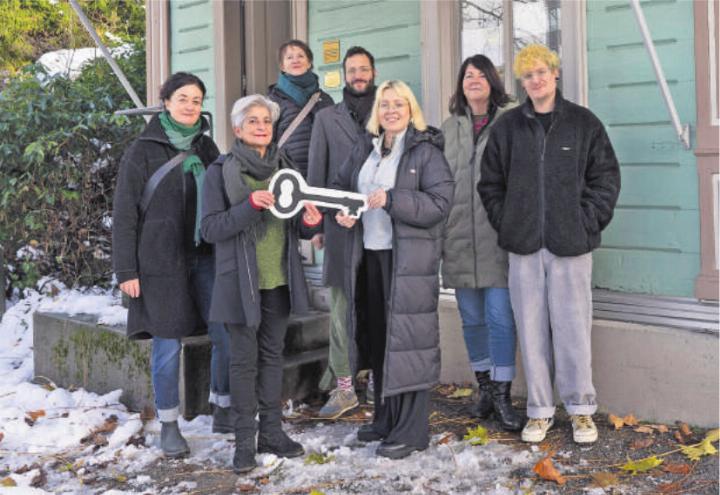 Schlüsselübergabe beim Verein KunstKiosk Baar. Foto: zVg