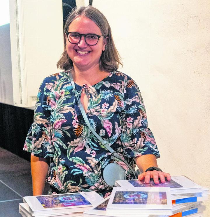 Die Präsidentin des Vereins Heimatbuch, Yvonne Bugmann, freut sich, dass das Buch pünktlich zur Vernissage eingetroffen ist. Foto: eb