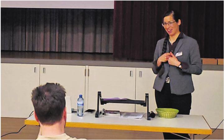 Religionspädagogin i.A. Jenny Gmünder gab den interessierten Zuhörenden auch praktische Tipps für echte zwischenmenschliche Beziehungen. Foto: dg