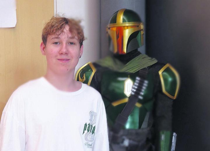 Drake Feusi und sein lebensgrosser Mandalorian aus Star Wars.