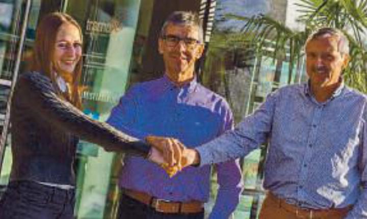 Ines Eichenberger und die Sinser Ueli Stocker (m.), Joe Bucher (r.), bei der Übergabe vor dem Reisebüro an der Allmendstrasse 14 in Zug.