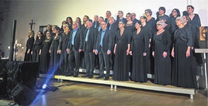 Der Chor Chorisma in der stimmungsvoll beleuchteten Kirche. Foto: zVg