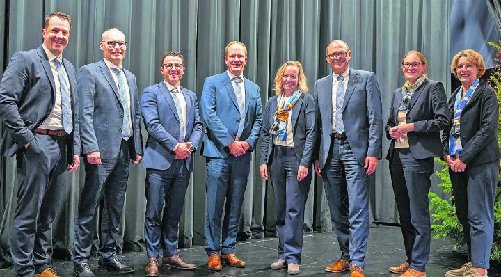 Gutgelaunt stellt sich der Gemeinderat nach der Budget-Versammlung dem Fotografen: Hans Küng, Vital Hotz, Zari Dzaferi, Mark Gustafson, Sonja Zeberg-Langenegger, Walter Lipp, Barbara Schmid-Häseli, Gemeindeschreiberin Andrea Bertolosi (von links). Fotos: eb