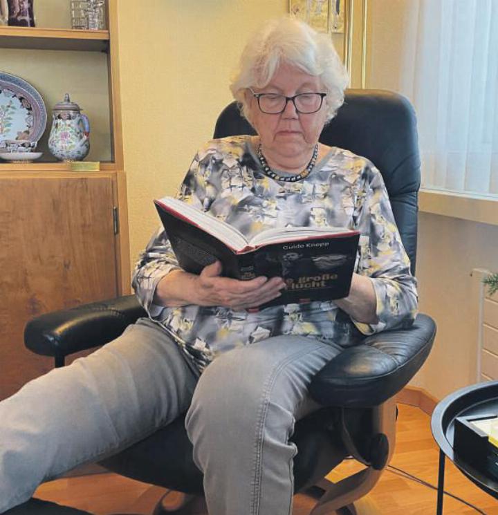 Renate Sachse vertieft sich in Bücher über die Zeit vor 80 Jahren. Foto: fl