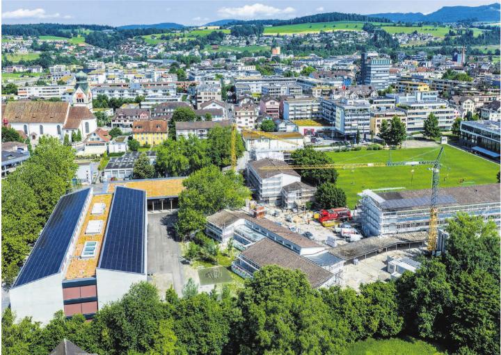 Am «Tag der Sonne», dem 9. Mai, informiert die Gemeinde über die Photovoltaikanlage auf dem Dach des Schulhauses Sternmatt 1. Foto: Andreas Busslinger