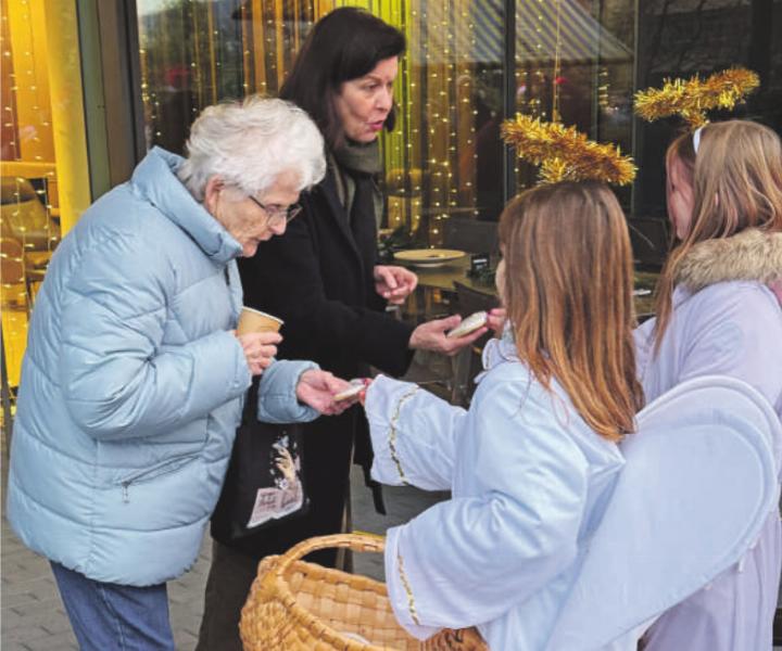 Zwei Engelchen verteilen vor dem Pflegezentrum Gebäck. Foto: mam
