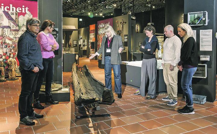 Zu bestaunen: Der rund fünf Meter lange Einbaum aus Cham. Foto: zVg Zu bestaunen: Der rund fünf Meter lange Einbaum aus Cham. Foto: zVg