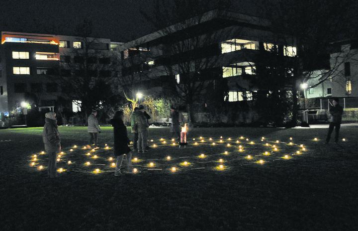 Am Dreikönigstag verdrängt eine Lichtspirale im Martinspark die Dunkelheit. Foto: mam