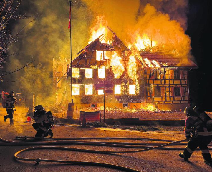 Das brennende Bauernhaus auf dem Hof Deubüel (früher: Deibüel) nordwestlich von Baar. Foto: Zuger Polizei, 12. April 2024