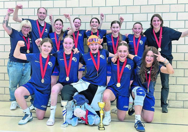 Die B-Juniorinnen der White Indians Inwil-Baar feierten ihren Schweizer-Meister-Titel nach dem Sieg im Finale gegen die Vipers InnerSchwyz. Foto: zVg