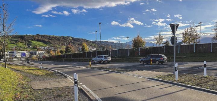 Die Tangente soll beim Kreisel Göbli überquert werden. Allerdings fehlt ein Fussgängerstreifen. Foto: eb Die Tangente soll beim Kreisel Göbli überquert werden. Allerdings fehlt ein Fussgängerstreifen. Foto: eb