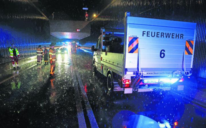 Die Feuerwehr rettete Personen aus einem steckengebliebenen Fahrzeug in der Unterführung Südstrasse. Fotos: zVg