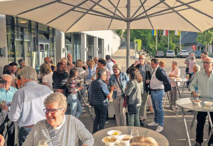 Fröhlicher Apéro bei Sonnenschein.