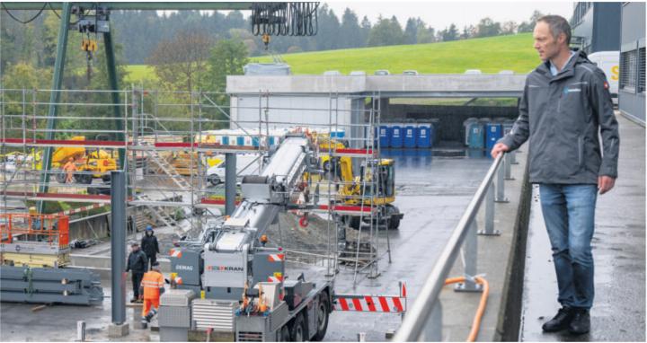 Noch stehen erst die Stützen. Martin Uhr sieht in Gedanken bereits die fertig mit Solarpanels gedeckte Ladestation. In dieser werden zukünftig acht LKWs mit Strom «aufgetankt». Foto: eb