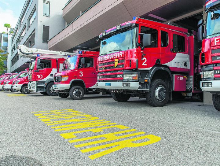 Einmal einen Blick in diese Fahrzeuge und hinter die Mauern werfen? Das ist am Samstag, 21. September möglich. Die Feuerwehr lädt von 10 bis 16 Uhr zu einem Tag der offenen Tore ein. Fotos: zVg