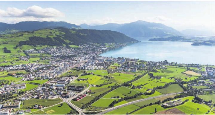 Die Lorzenebene wurde trotz Bevölkerungswachstum nicht überbaut. Foto: Andreas Busslinger