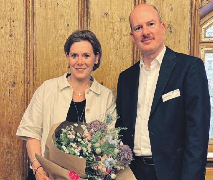 Vorstandspräsident Andreas Blank gratuliert Miriam Rittmann zur erfolgreichen Wahl in den Vorstand des Vereins Spitex Kanton Zug. Foto: zVg