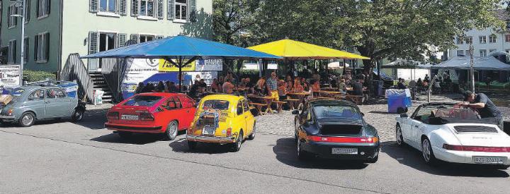 Über 50 Oldtimer-Fahrer präsentierten ihre Schätze rund um das Schulhaus Marktgasse. Foto: ew