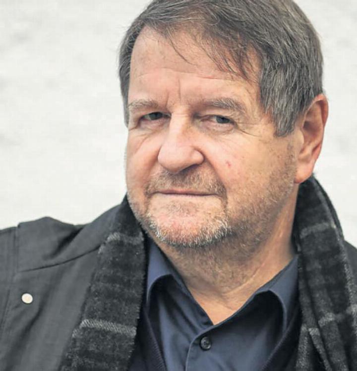 Hanspeter Müller-Drossaart liest, Fränggi Gehrig begleitet am Akkordeon. Foto: zVg
