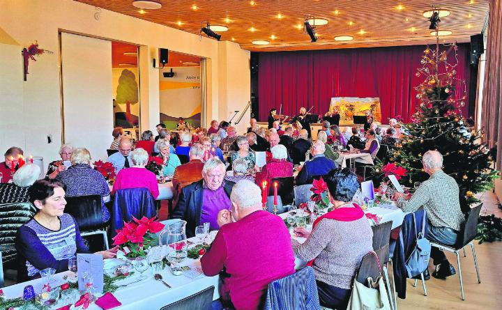 Besinnliche, fröhliche und kulinarische Stunden an der Weihnachtfeier der «Offenen Tür». Foto: zVg