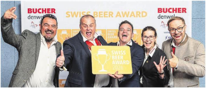 Freuen sich über die Auszeichnungen: Geschäftsleiter Martin Uster (2.v.l.), Braumeister Urs Rüegg (Mitte) und das Brauerei-Baar-Team. Foto: zVg