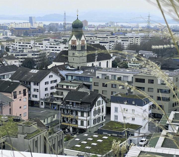 Die Dachterrasse bietet den Ausblick über Baar.