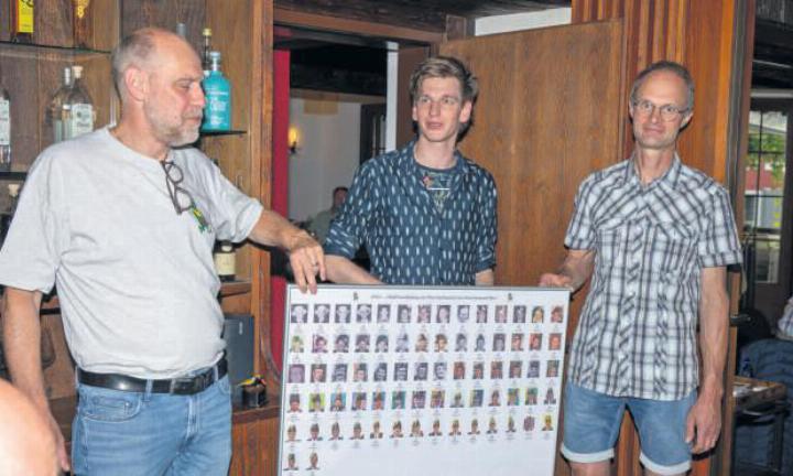 Thomas Gretener, Martin Keiser und Jubiläumszunftmeister Beat Röllin präsentieren die Tafel mit allen Zunftoberhäuptern. Foto: zVg