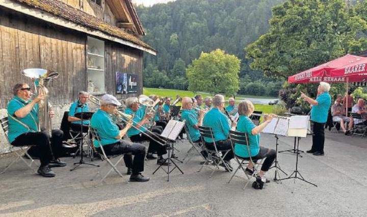 Die Baarer Dorfmusikanten beim alljährlichen Konzert beim Restaurant Höllgrotten. Foto: zVg