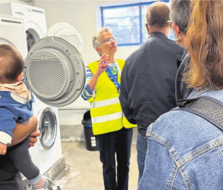 Marianne Bucher zeigte Interessierten Details einer grösseren Wohnung. Bis jetzt gibt es in den Wohnungen erst Bettgestelle, Tische und Stühle.