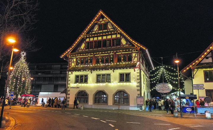 Der Gemeinderat und die Verwaltung wünschen allen Baarerinnen und Baarern schöne Festtage und einen guten Rutsch ins neue Jahr. Fotos: zVg