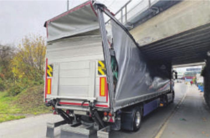 Unter der Brücke stecken geblieben. Foto: zVg