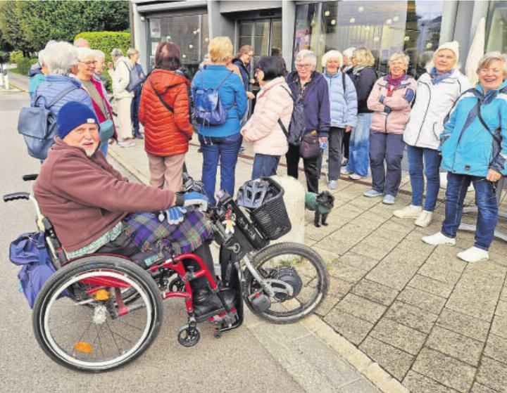 Vor dem falter versammelte sich die bunt gemischte Laufgruppe – mittendrin Felix Krämer-Anliker, der mit seinem Rollmobil zeigt, dass Aktivität keine Frage der Mobilität ist. Fotos: hi