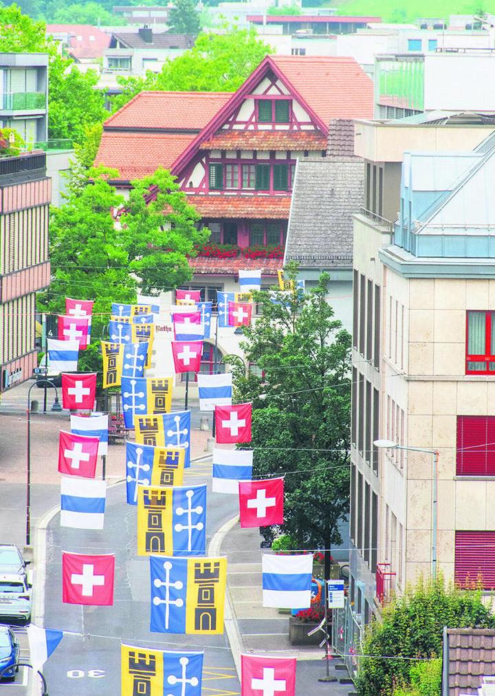 Die beflaggte Dorfstrasse mit dem Rathaus. Foto: zVg