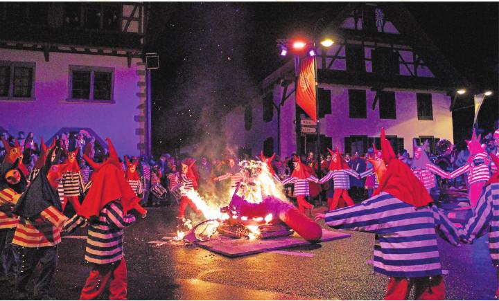 Der Räbechüng geht in Flammen auf. Fotos: jeb Der Räbechüng geht in Flammen auf. Fotos: jeb