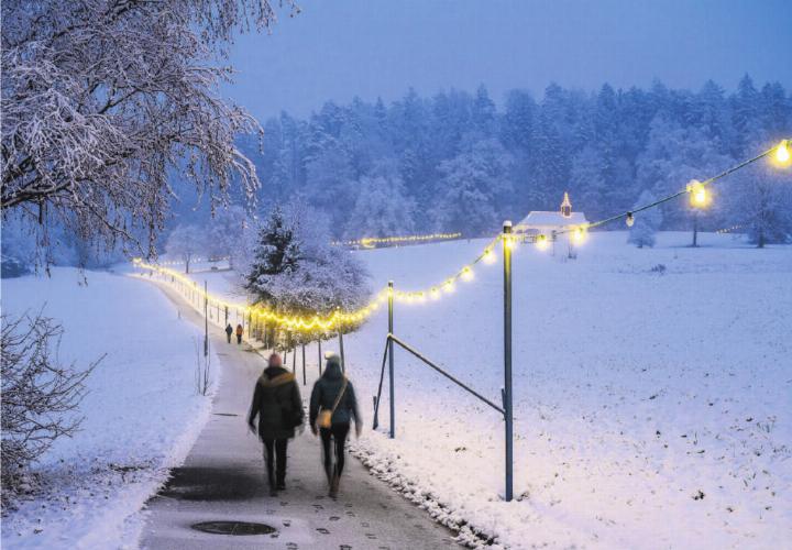 Ein gemütlicher Abendspaziergang auf dem Lichterweg. Foto: Andreas Busslinger