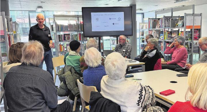 Gespannt folgten die Seniorinnen und Senioren dem Referat in der Bibliothek. Foto: rah