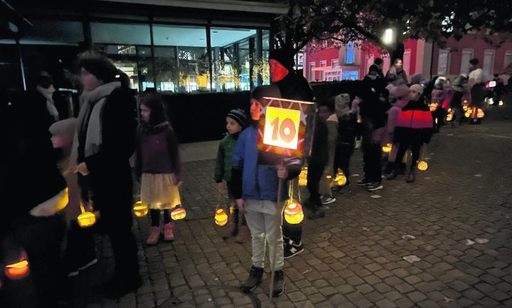 Kinder sind in der dunklen Nacht unterwegs. Fotos: mam