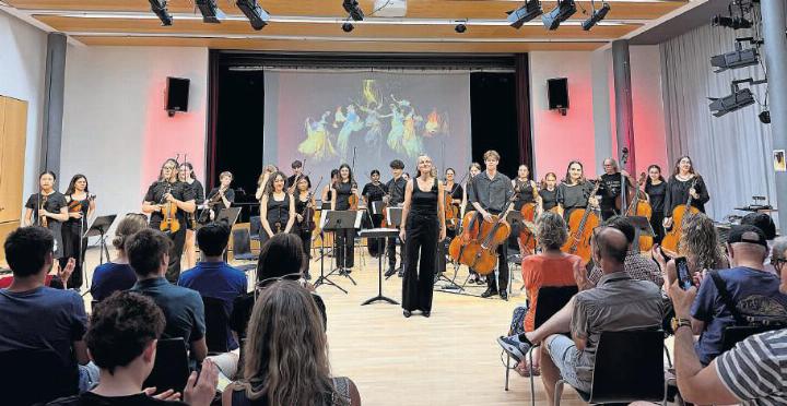 Trotz der sommerlichen Hitze legte das Jugendorchester Baar in der Aula Sennweid einen souveränen Auftritt hin.