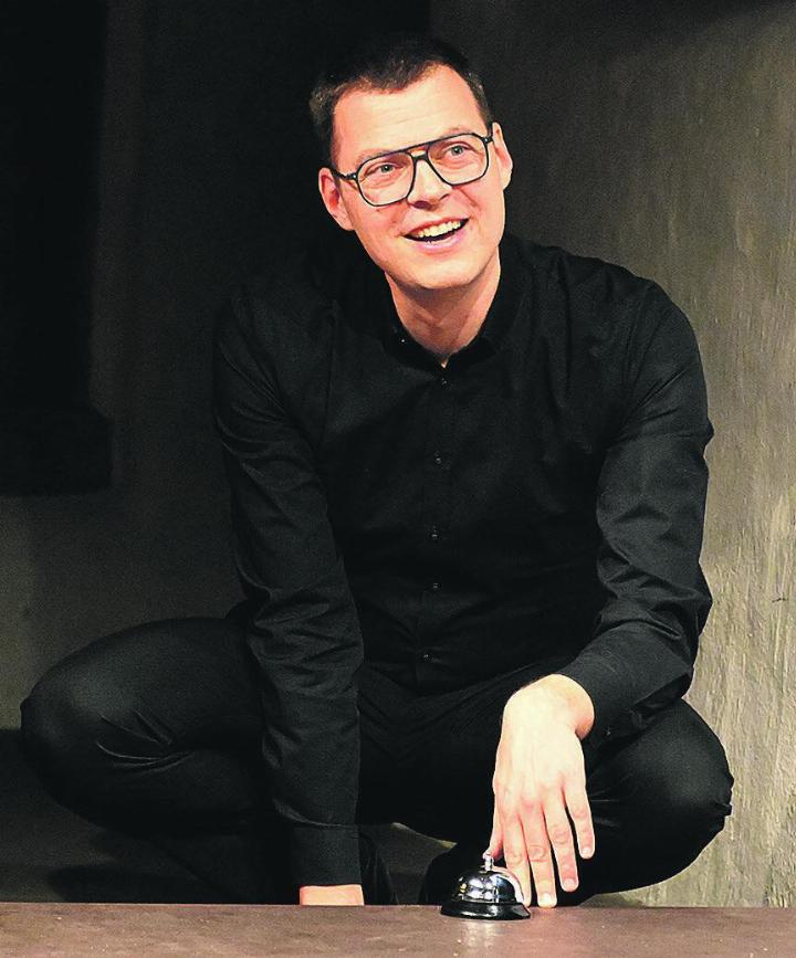 Christopher Schneider lässt die Glocke von der Seite aus läuten.