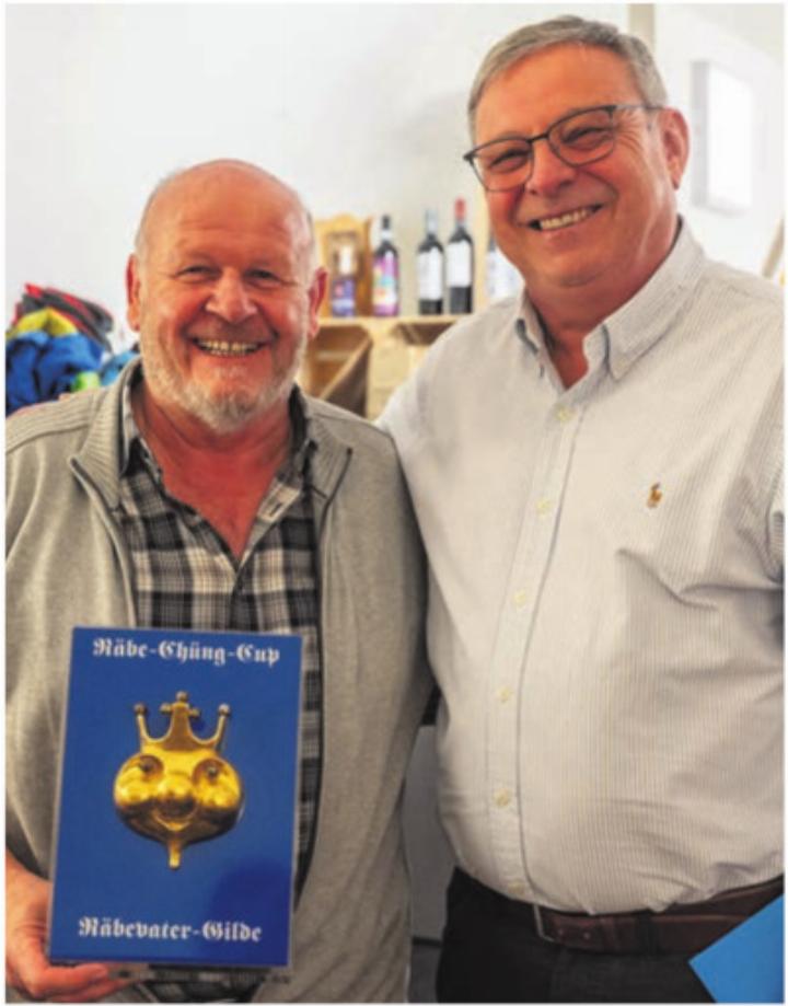 Peter Kathriner (links) durfte von Organisator Marcel Feuchter den Wanderpokal für den Sieg am Räbechüng-Jass-Cup entgegennehmen. Foto: zVg