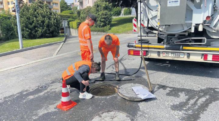 Mitarbeitende des Werkdiensts und der Dienststelle Tiefbau sorgen für eine einwandfrei funktionierende Kanalisation.
