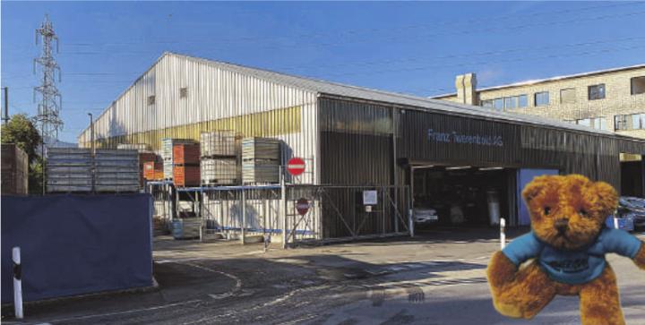 Im Ökihof Baar entdeckt Tweribär, dass alte Radios noch wertvoll sein können. Foto: zVg